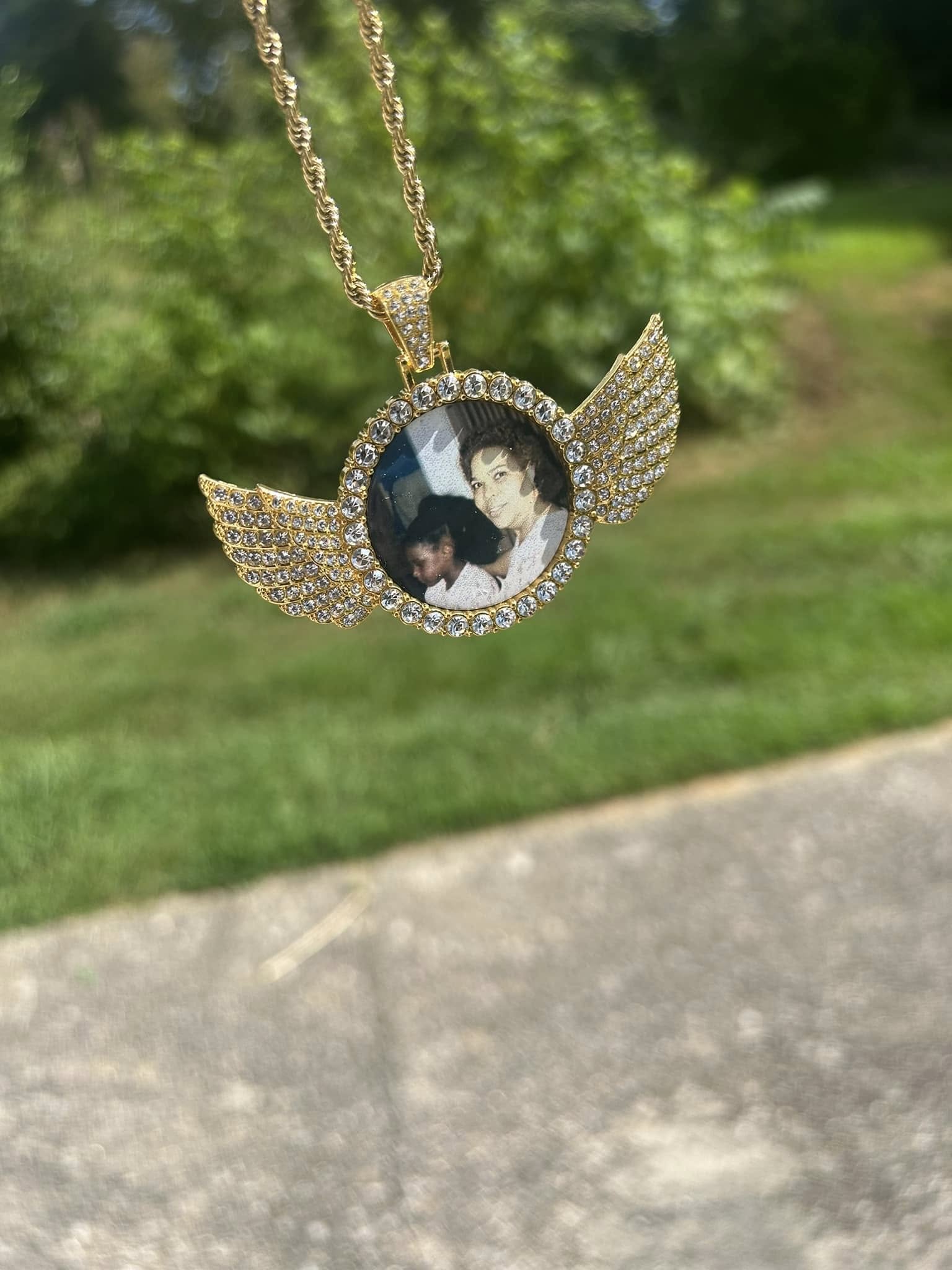 Circle Wing Picture Necklace